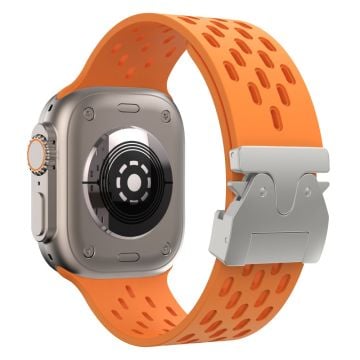 Ihåligt silikonarmband Apple Watch Series 10 46mm / Ultra 2 / Ultra 49mm / 9 8 7 45mm / SE (2023) SE (2022) SE 6 5 4 44mm / 3 2 1 42mm - Orange + Silverspänne